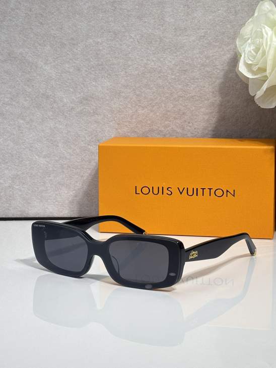 Picture of Louis Vuitton Sunglasses _SKUfw79761599fw